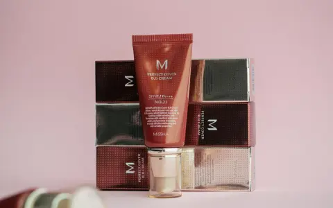 Krem Missha Perfect Cover B.B Cream. Zastanawiasz się, czym się różni krem CC od BB? Ten produkt to baza pod makijaż.