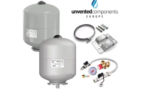 Dos vasos de expansión de presión para ACS, uno más grande y otro más pequeño, junto a accesorios de montaje y un manómetro.