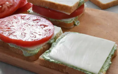 Kanapki z pomidorami i serem, gotowe do zrobienia pysznego panini.