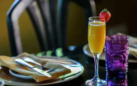 Mimoza: Prosty przepis na idealny drink z prosecco i sokiem