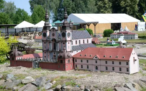 Mazurolandia i park miniatur Warmii i Mazur: miniatury zabytkowych budowli, w tym kościoła i pałacu, na tle zieleni.