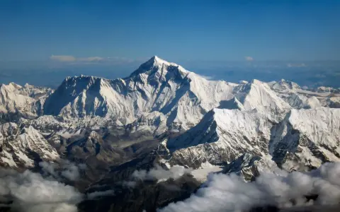 Majestatyczny Everest góruje nad ośnieżonymi szczytami Himalajów. Widok zapiera dech w piersiach, wszystko za Everest.