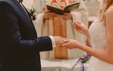 Koszty pogrzebu kościelnego: Ile naprawdę znaczy "co łaska"?