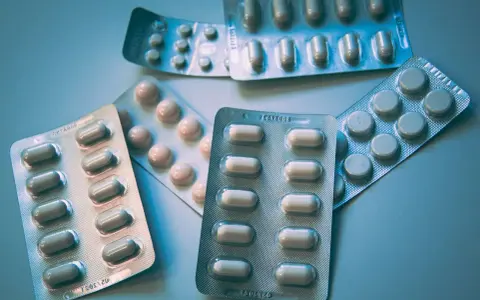 Opakowania leków w blistrach. Zastanawiasz się, czy można przewozić leki w bagażu podręcznym? Oto kilka przykładów.
