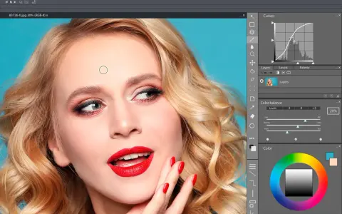 Interfaz de programas para editar fotos, mostrando una mujer con maquillaje y herramientas de ajuste de color y curvas.