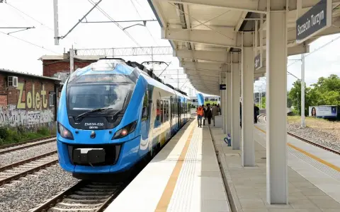 Błękitny pociąg EN63A-038 na stacji Szczecin Turzyn, gotowy do podróży.