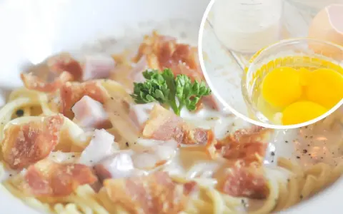 Pyszne spaghetti carbonara z boczkiem i jajkami. Pytanie brzmi: jaka śmietana do carbonara?