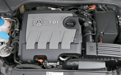 Silnik TDI 1.6 w Volkswagenie, z widocznym logo TDI i zbiorniczkiem płynu chłodniczego.