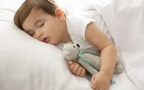 Rezygnacja z drzemki: Kiedy dziecko jest gotowe i jak mu pomóc?