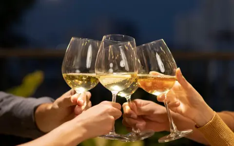 Alkohol po depilacji laserowej? Sprawdź, kiedy można pić