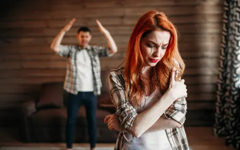 Ukryte objawy znęcania psychicznego: Zdemaskuj i znajdź pomoc