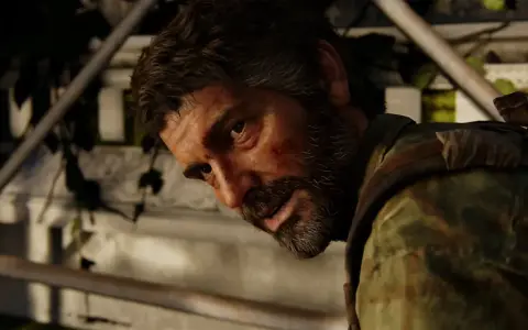 Joel, con heridas en el rostro, mira fijamente. Detrás de él, una estructura de piedra cubierta de hiedra. ¿Esconde algo, como una caja fuerte de The Last of Us 1?