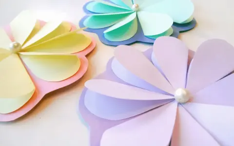 Pyssel vårblommor i pastellfärger. Tre pappersblommor med pärlor i mitten, perfekta för vårens dekorationer.