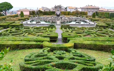 Labirinti verdi e fontane maestose in questi splendidi giardini botanici. Un'oasi di pace e bellezza.