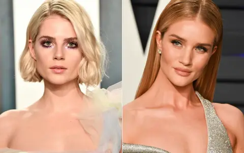 Dwie kobiety z modnymi blond włosami: jedna z krótką, falowaną fryzurą i błyszczącym makijażem, druga z długimi, prostymi włosami.