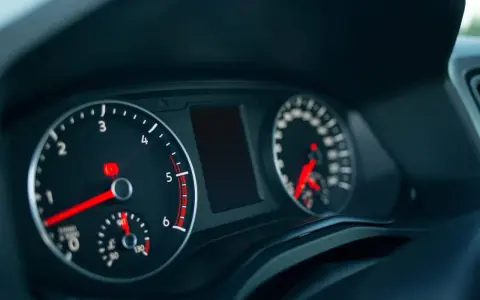 El tacómetro muestra el motor en ralenti coche, con la aguja cerca de 0 RPM. El velocímetro está apagado.