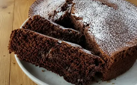 En saftig socker kaka med chokladfyllning, pudrad med florsocker. Perfekt för fikat!