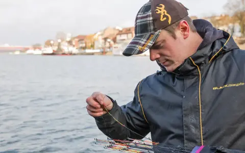 Ein Angler prüft die Spitzen seiner Feederrute. Diese Ruten sind ideal für das Fischen mit Futterkörben.