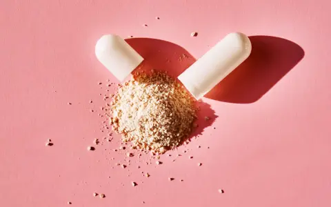 Cápsula abierta con polvo de berberina. Descubre cómo tomar berberina para tus beneficios.