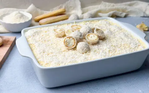 Ein köstliches Raffaello Tiramisu Rezept, das mit Kokosraspeln und süßen Pralinen verziert ist. Perfekt für jeden Anlass!