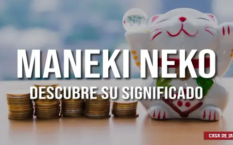 Maneki neko con pilas de 5 oros, invitando a descubrir su significado.