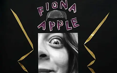 Fiona Apple, visage expressif, regard intense, entourée de lettres violettes et de pointes dorées.
