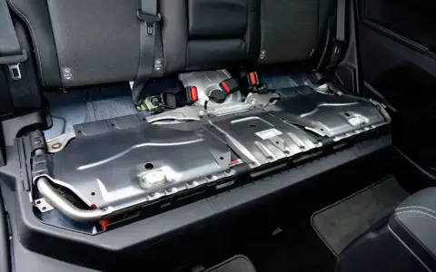 Gdzie jest akumulator 12V w Toyota Auris Hybrid? Oto zaskakująca lokalizacja
