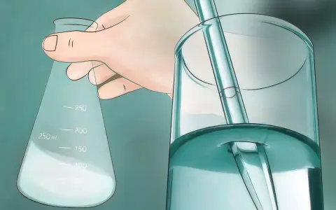 Main d'un chimiste tenant un erlenmeyer, ajoutant une solution à une éprouvette graduée pour mesurer la dureté de l'eau DH.