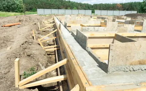 Budowa fundamentów domu szkieletowego: szalunki i wylany beton.