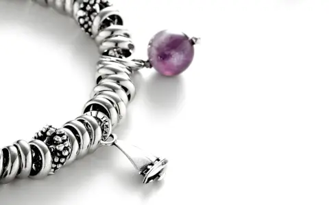 Bracciale con charm e una sfera di ametista, simbolo di pace e spiritualità. L'ametista significato esoterico è noto per la sua capacità di calmare la mente.