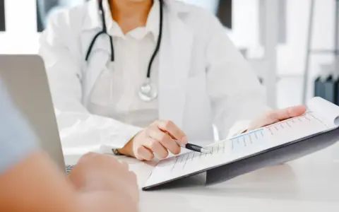 Lekarz rodzinny może wystawić skierowanie na RTG, omawiając wyniki badań z pacjentem.