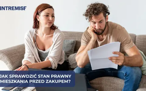 Para analizująca dokumenty przed zakupem mieszkania w bloku.