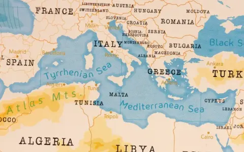 Mapa Europy i Afryki Północnej. Widać Morze Śródziemne, Morze Tyrreńskie, Włochy, Grecję, Tunezję, Algierię. Kreta jakie morze? Morze Śródziemne.