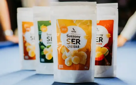Suszony ser cheddar w opakowaniach. Czy ser jest policzalny czy niepoliczalne? Te chrupki serowe to świetna przekąska.