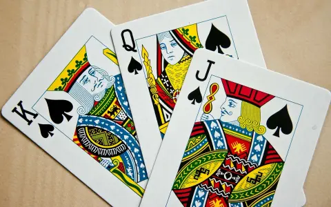 Król, Dama i Walet pik – karty klasyczne, których znaczenie w grze jest kluczowe.