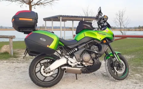 Zielony Kawasaki Versys 650 z kuframi, gotowy na wyprawę. Poznaj jego versys 650 dane techniczne.