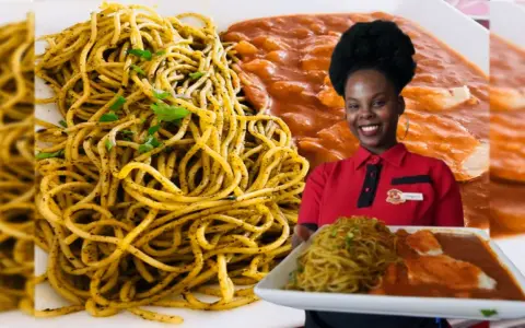 Mujer sonriente con plato de sopa seca y carapulcra.