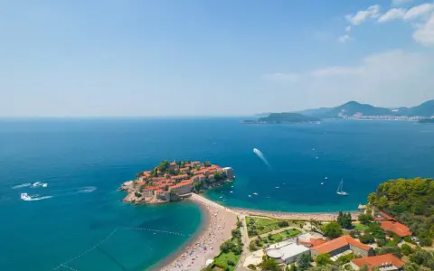 Wyspa Sveti Stefan, perła Czarnogóry, kusi turystów. Idealne miejsce, by zapytać: gdzie do Czarnogóry?