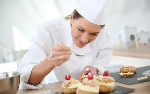 Pâtissière avec CAP, elle décore des choux. Elle rêve d'ouvrir sa boulangerie.