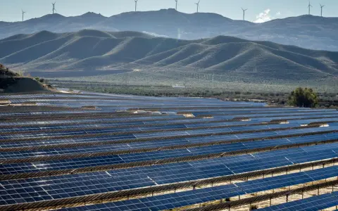Weite Solarfelder und Windräder auf Hügeln prägen die Landschaft. Ein Zeichen für die fortschreitende energieversorgung spanien.