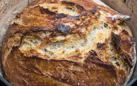 Chrupiący keto chleb z piękną, zarumienioną skórką i puszystym wnętrzem, idealny na śniadanie.