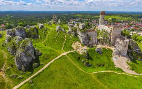 Ruiny zamków na wapiennych skałach, malownicze krajobrazy Jury. Szlak Orlich Gniazd atrakcje zachwycają o każdej porze roku.