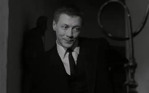 Allan Edwall i kostym, en minnesvärd skådespelare från svenska filmer och tv-program.