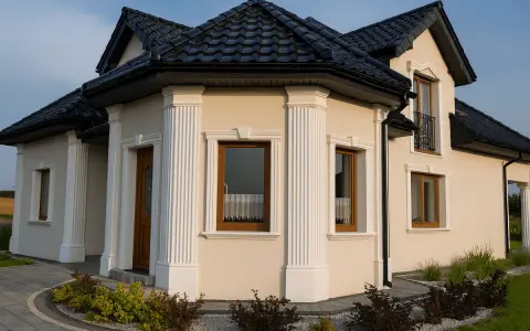 Elegancki dom z jasną elewacją, ozdobiony białymi pilastrami, co to za piękna architektura!