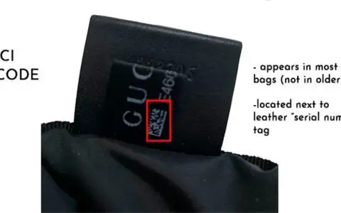 QR kod na metce torebki Gucci, potwierdzający jej oryginalność. Znajduje się obok numeru seryjnego.