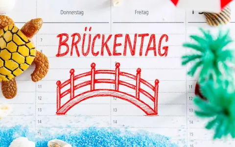 Kalenderblatt mit "Brückentag" und einer roten Brücke, Schildkröte, Muscheln und Dekoration.