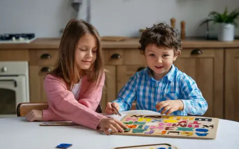 Dzieci układają drewniane litery. Wesołe gry 5+ rozwijają wyobraźnię i uczą.