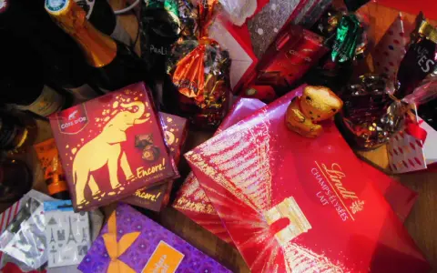 Słodycze i szampany - idealne co kupić we Francji. Czekoladki Côte d'Or i Lindt, złoty miś.