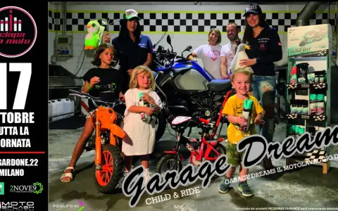 Bambini e adulti pronti a "ciapa la moto" per un evento speciale. Un'allegra compagnia posa con moto e accessori.