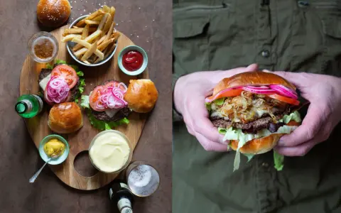 Två läckra hamburgare med pommes frites, öl och tillbehör. Perfekt för lyxiga hamburgare recept.